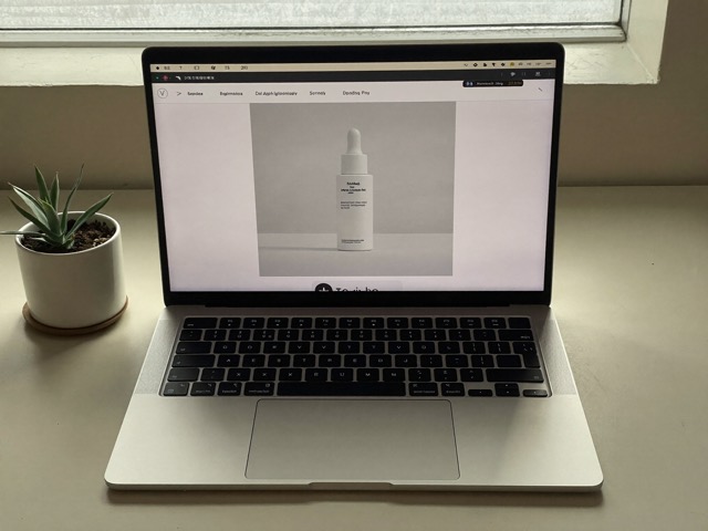 A Japanese product page open on a laptop